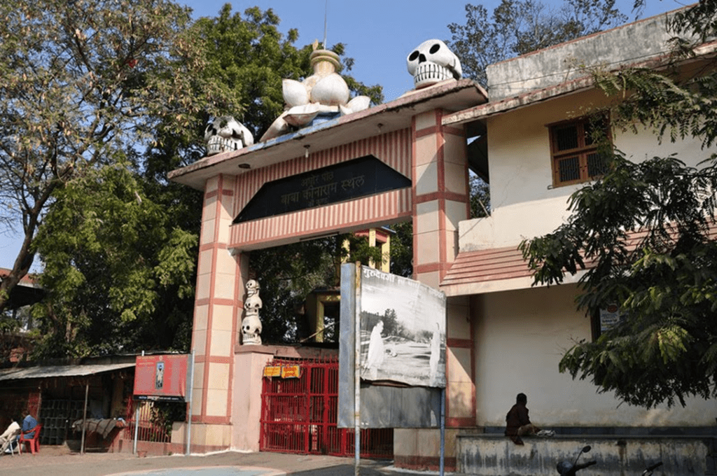 The entrance gate of Krīṃkuṇḍ known as the “door of discernment” [vivekadvāra]